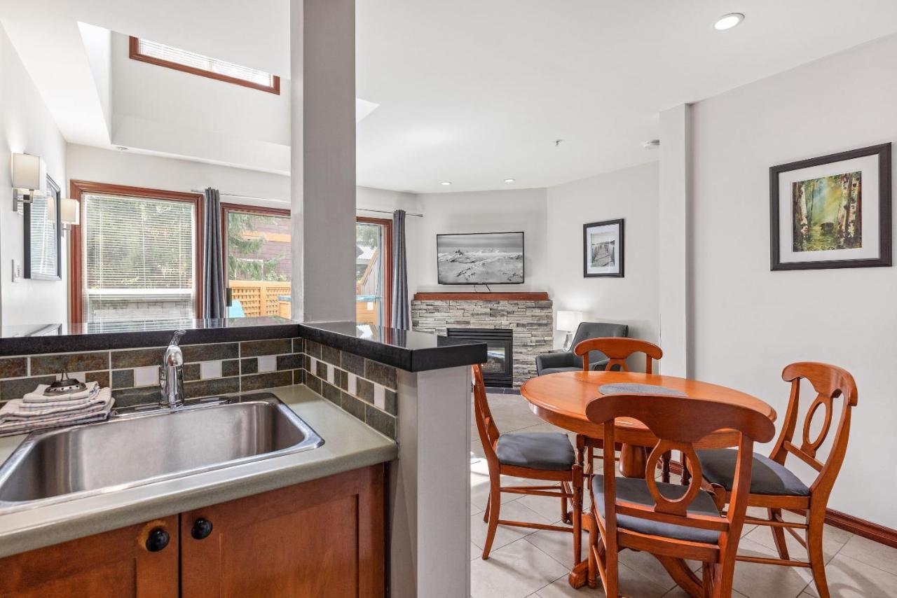 Glaciers Reach By Allseason Vacation Rentals Whistler Bagian luar foto