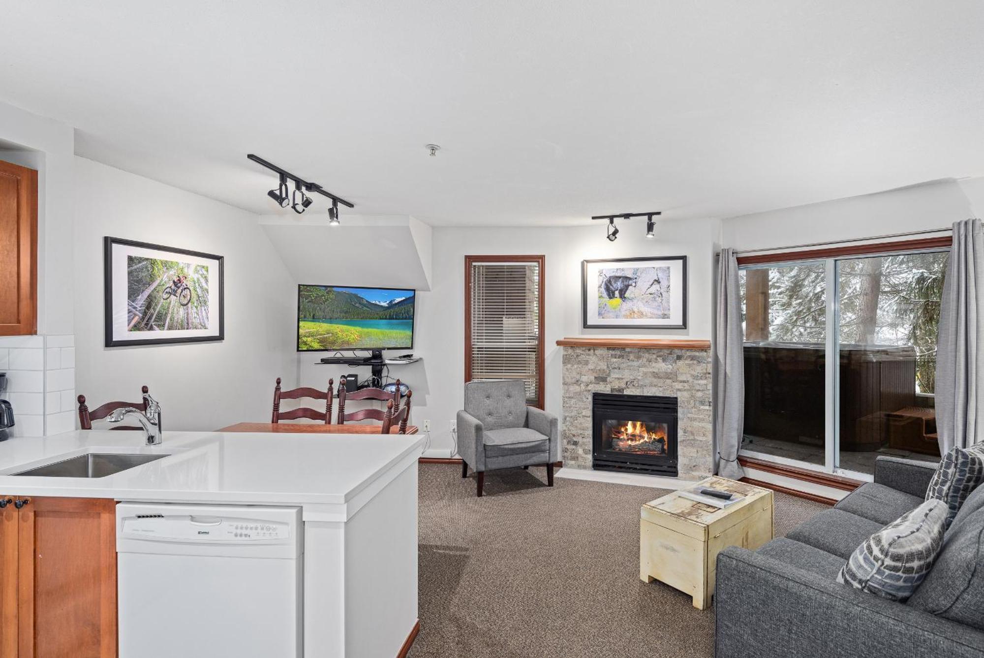 Glaciers Reach By Allseason Vacation Rentals Whistler Bagian luar foto