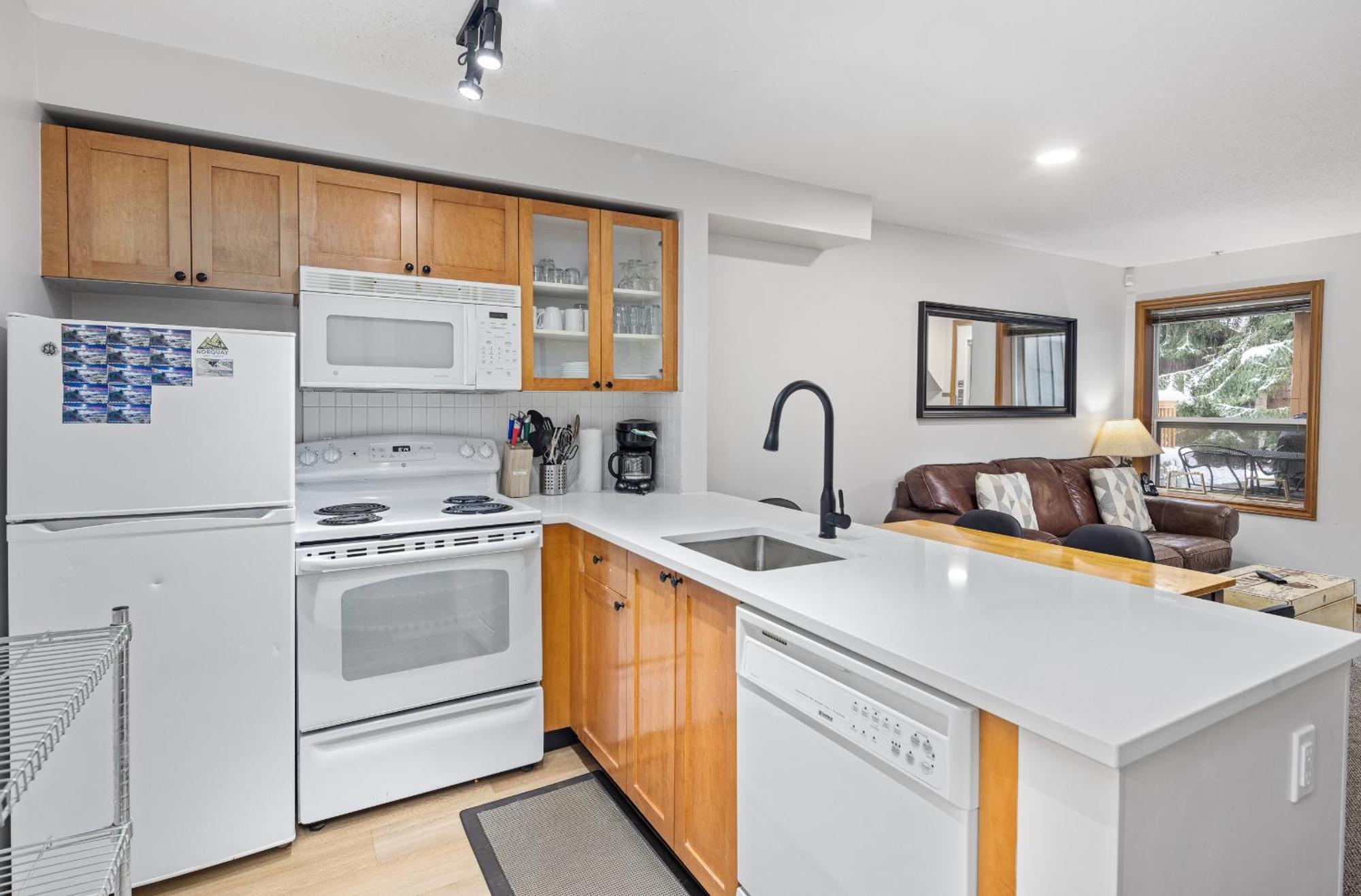 Glaciers Reach By Allseason Vacation Rentals Whistler Bagian luar foto
