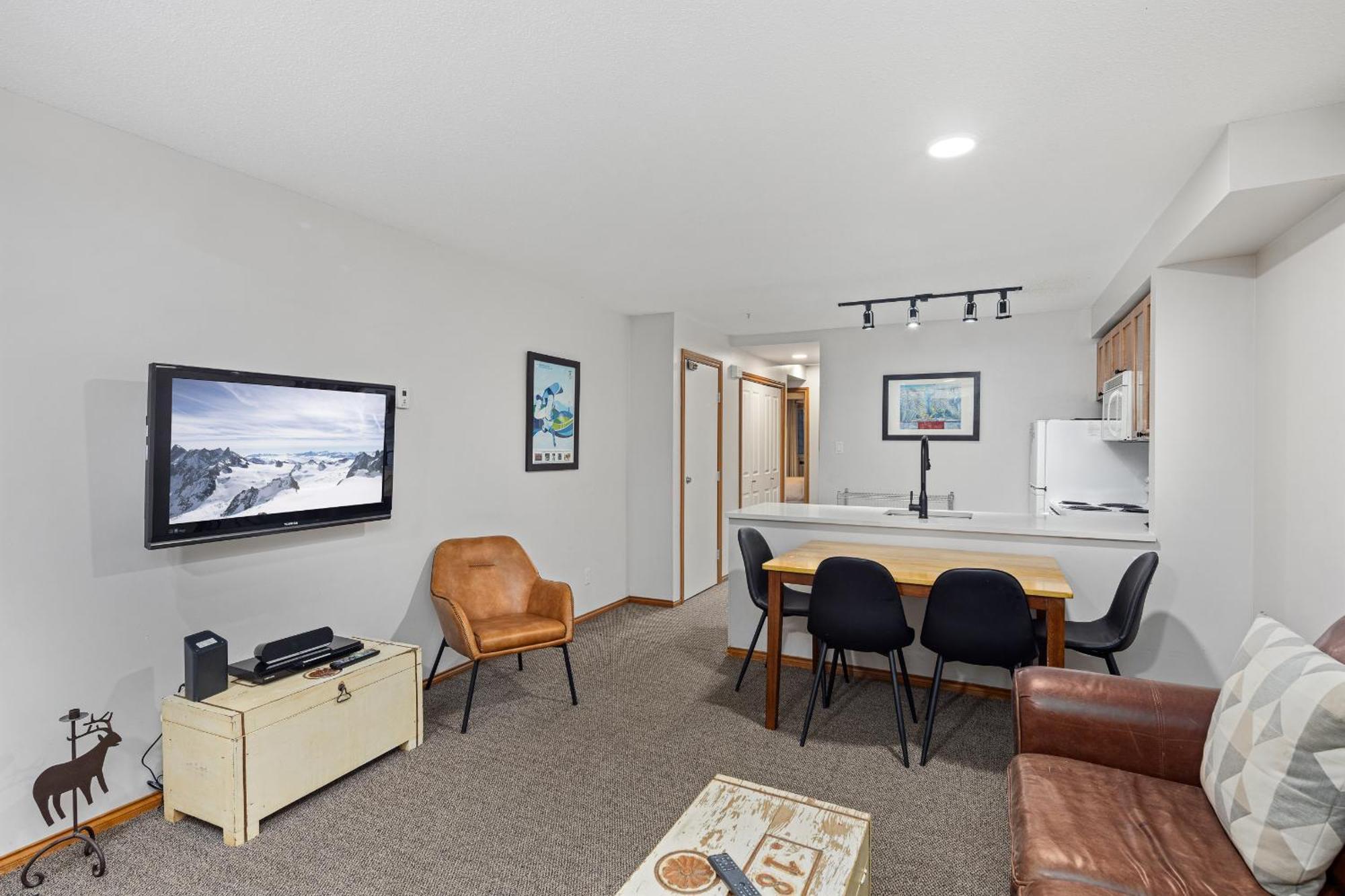 Glaciers Reach By Allseason Vacation Rentals Whistler Bagian luar foto